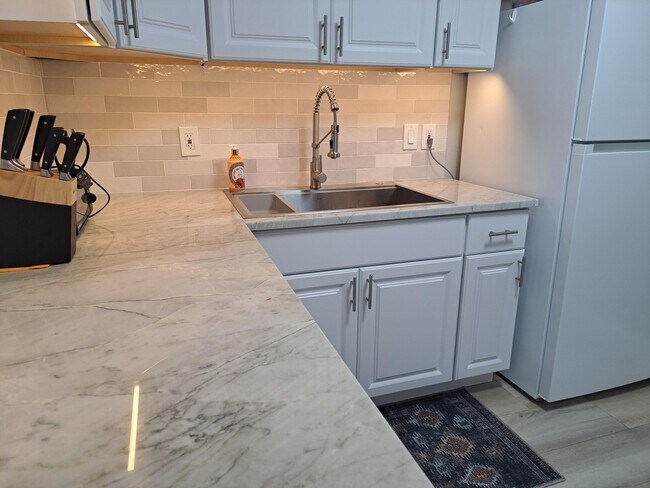 Building Photo - 1502 S Lakeside Dr