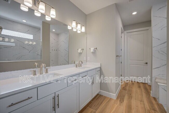 Building Photo - 16112 Lakeland Dr