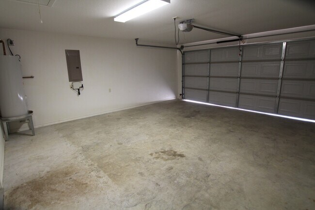 Building Photo - Gorgeous 3 Bedroom Home in The Ranch Subdi...