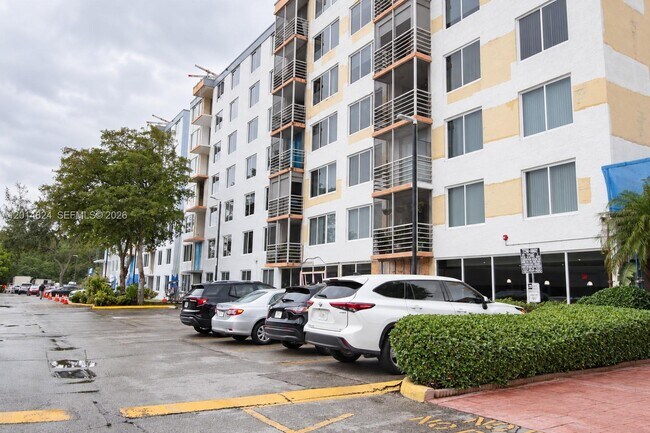 Building Photo - 17890 W Dixie Hwy
