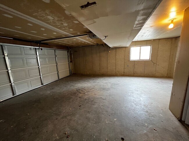 Building Photo - Beautiful remodeled 5 bed 2 bath home