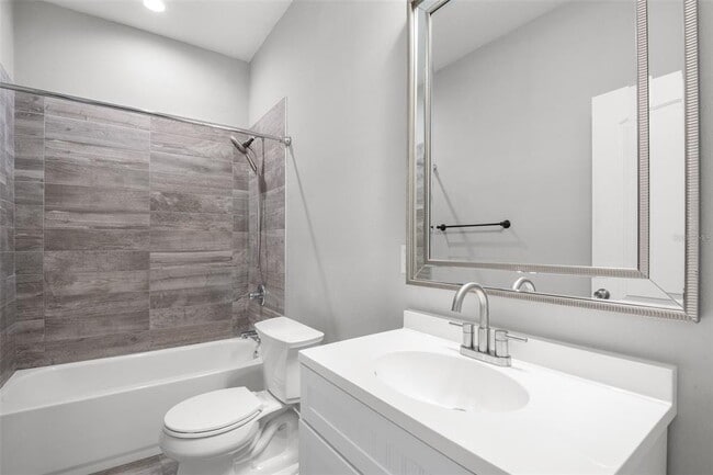 Building Photo - 260 SW Lincoln Cir N