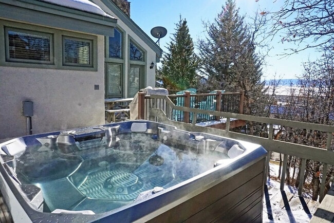 Building Photo - 2420 Ski Trail Ln