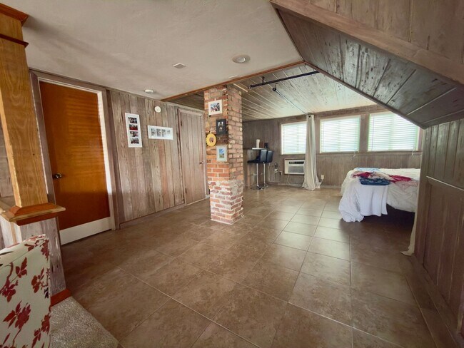 Building Photo - C1122 Woodbury Row