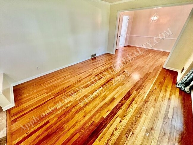 Building Photo - Lovely Home In Nall Hills-Available in AUGUST!