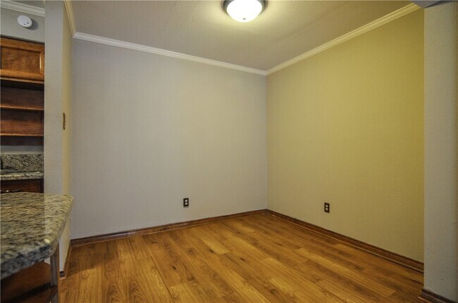 Building Photo - 904 University Oaks Blvd