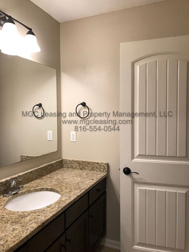 Building Photo - Enjoy Townhome Living w/ Unfinished Baseme...