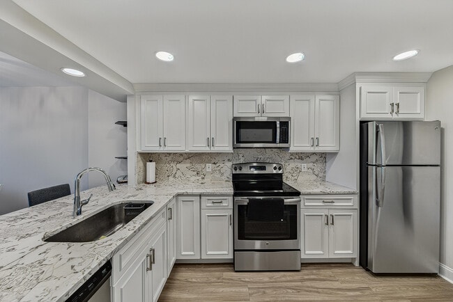 Building Photo - 4 Royal Palm Way