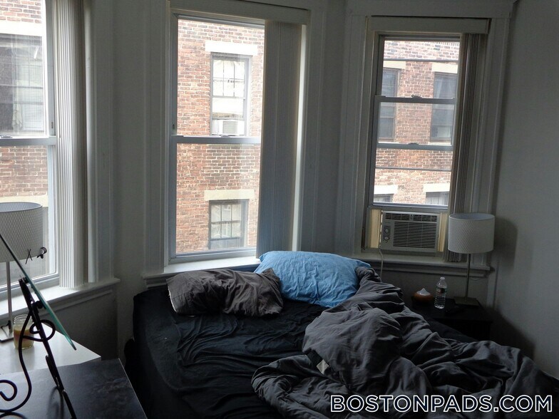 Building Photo - 121 Park Dr