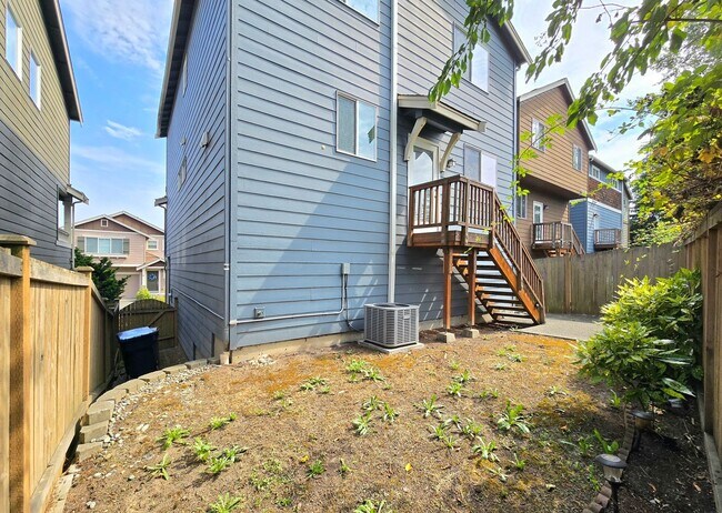 Building Photo - 4 Bedroom Home with Lake Views - Pet Frien...