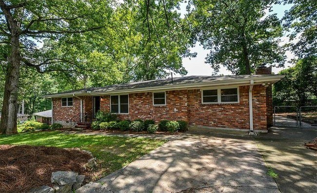 Front - 2563 Dering Ct NE