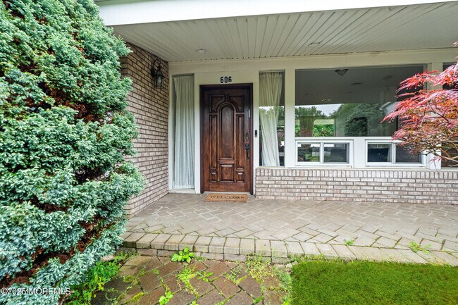 Building Photo - 606 Deal Rd