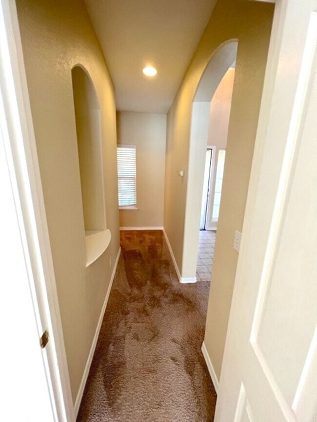 Building Photo - 4 Bedroom Home in the heart of Roseville! ...