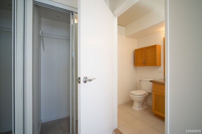 Building Photo - 2 BD/2 BA/2 Parking Condo in the Moana Pacific