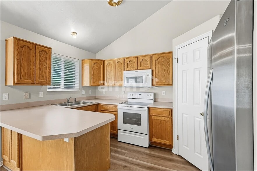 Building Photo - 1384 Fowler Ave