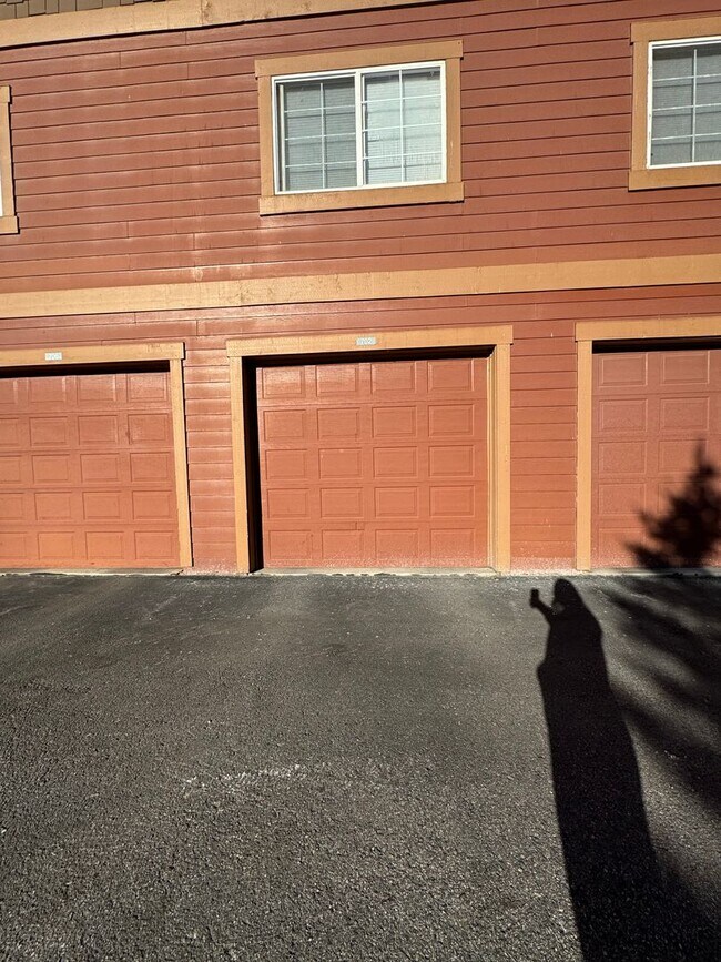 Building Photo - 3BD/2BA New Castle Apartment | 2-Car Garage| 1 Month FREE