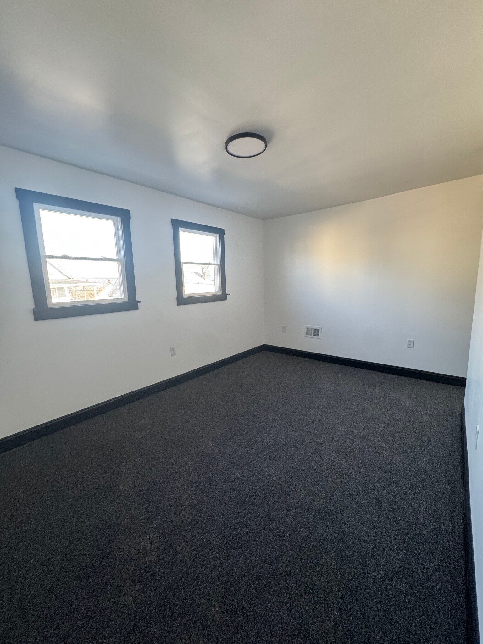 Building Photo - 226 E 16th Ave