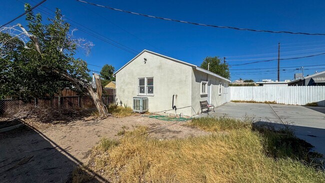 Building Photo - 3-Bed, 2-Bath Single Story Home with Big Y...