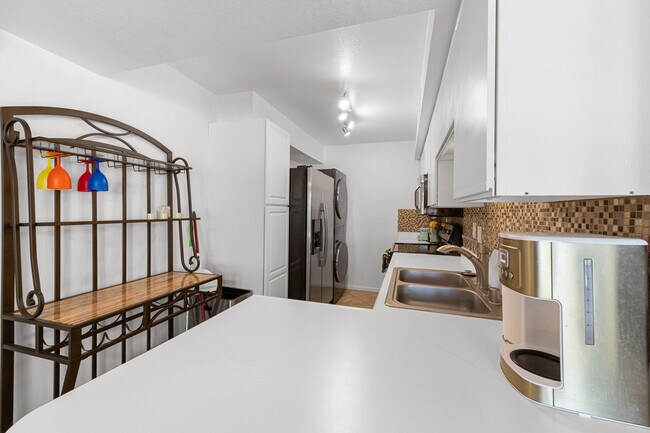 Building Photo - 351 N Hermosa Dr