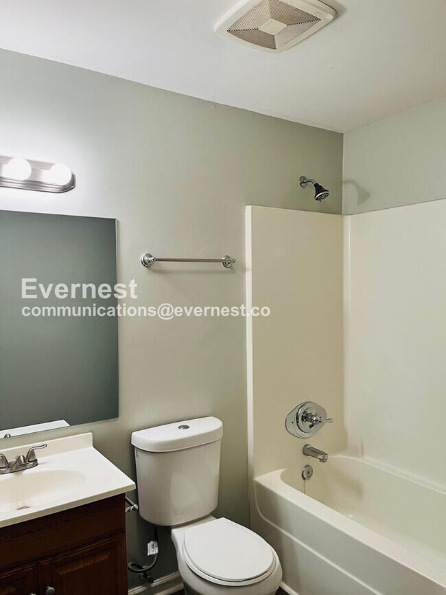 Building Photo - Limited Time Special Offer / 3 Bed, 2 Bath Home with Off-Street Parking / Pet-Friendly / Availabl...