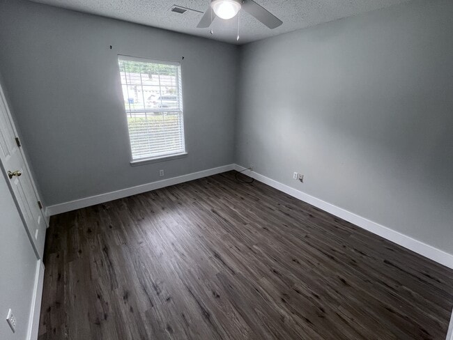 Building Photo - 33 Shaded Oaks Dr