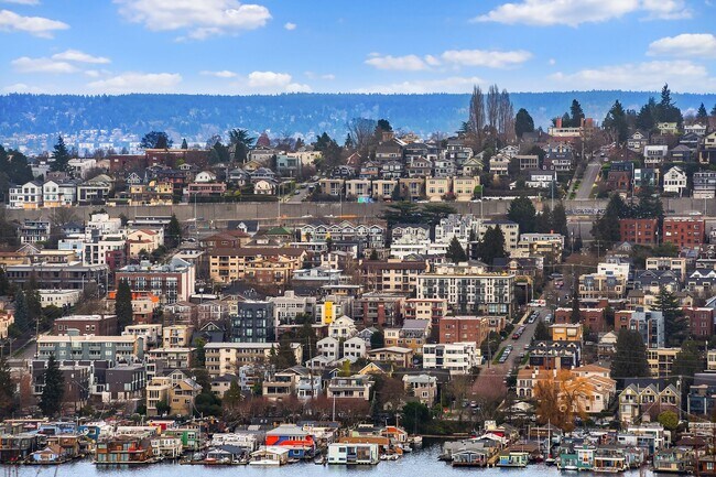 Building Photo - Queen Anne Home