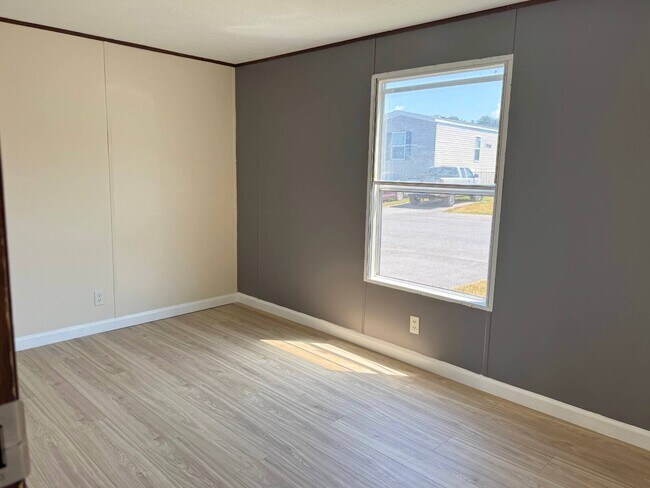 Building Photo - 580 Banjo Way