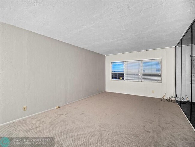 Building Photo - 2555 NE 11th St