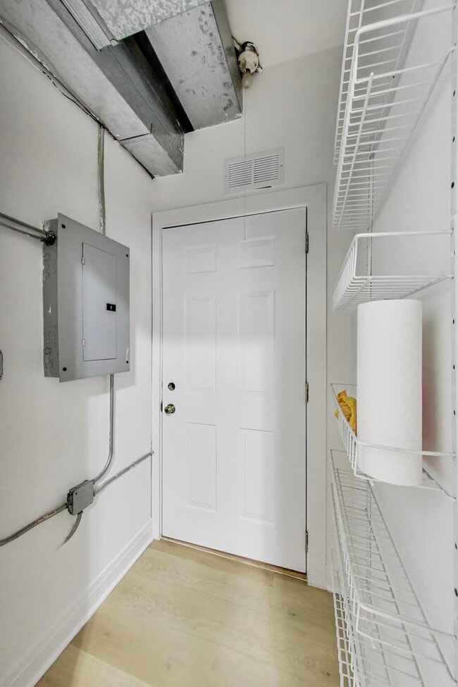 Building Photo - 2114 W Byron St