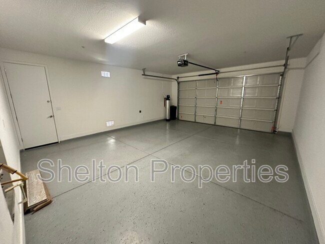 Building Photo - 13180 W Cliffrose Rd