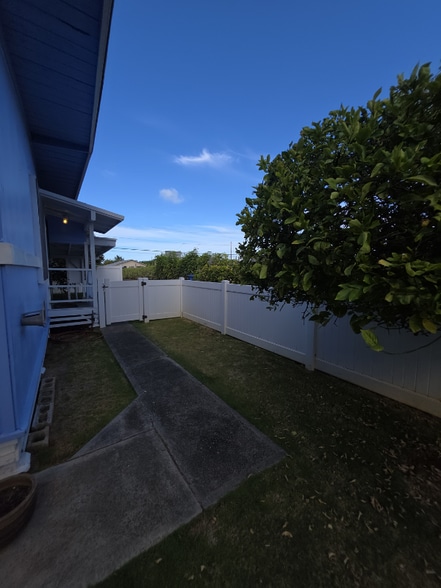 Building Photo - 413 Kihapai St