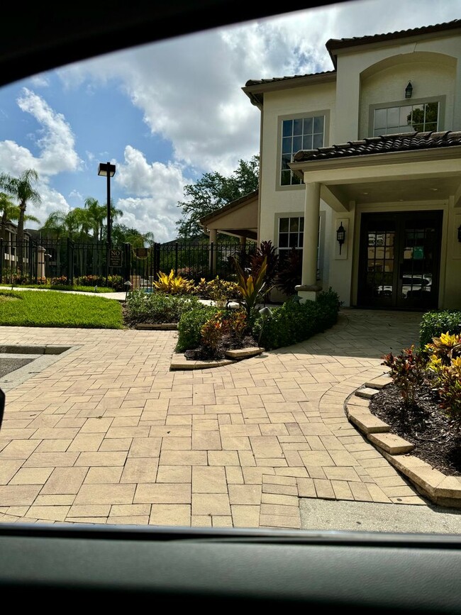 Building Photo - Harbour Island Townhome