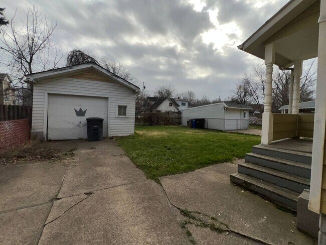 Building Photo - 4091 E 56th St