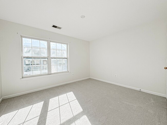 Building Photo - Fantastic 3 Bed 2 Bath Penthouse With Priv...