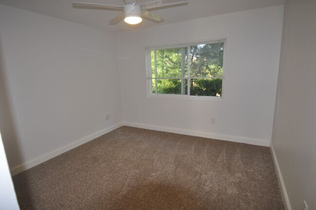 Building Photo - 951 W Summerland Ave