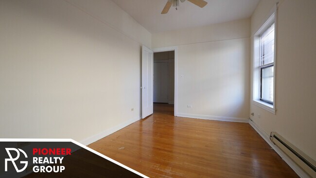 Building Photo - 812 W Waveland Ave