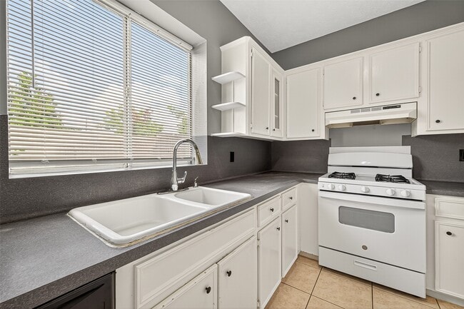 Building Photo - 4806 Sunshine Dr