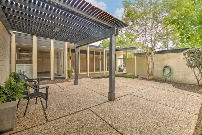 Building Photo - 147 Valley Dr