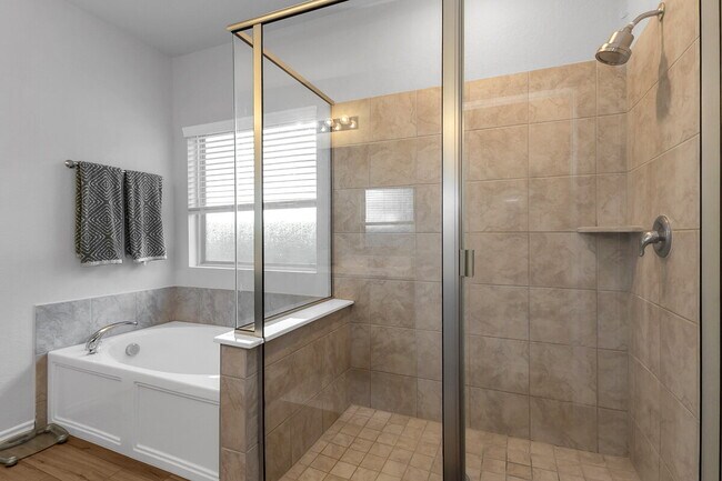 Building Photo - ASK ABOUT FREE APPLICATIONS THROUGH AUGUST!  "Spacious 6-Bedroom Retreat with 3.5 Baths and Over ...