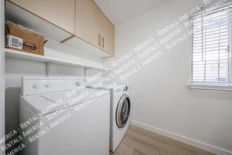 Building Photo - 2931 W Villa Maria Dr