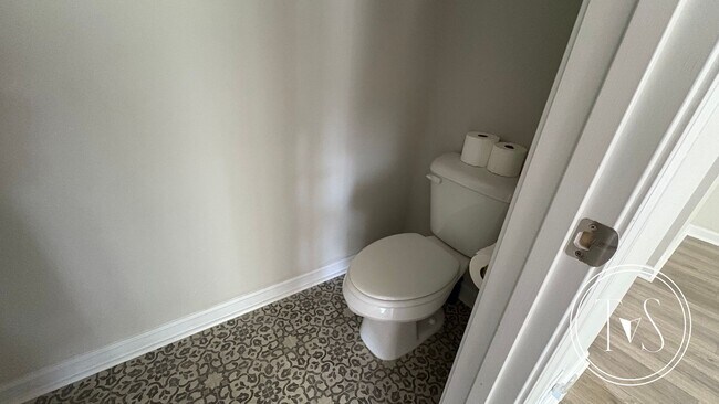 Building Photo - RATE DROP ALERT (was $2400/month) and SUMM...