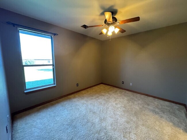 Building Photo - Stunning 3 bed in immaculate community, NO...