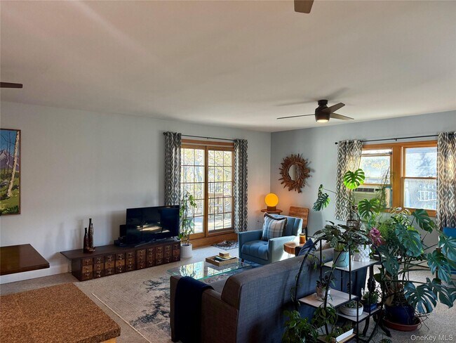 Building Photo - 322 E Beech St