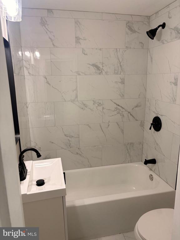 Building Photo - 2913 Parkwood Ave