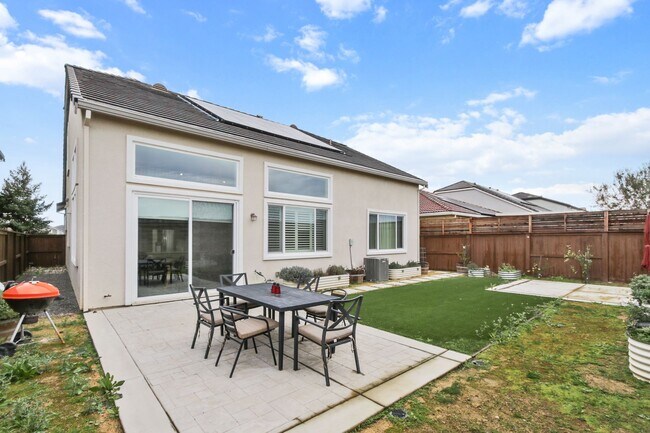 Building Photo - Springlake 3 Bedroom 3 Bathroom House