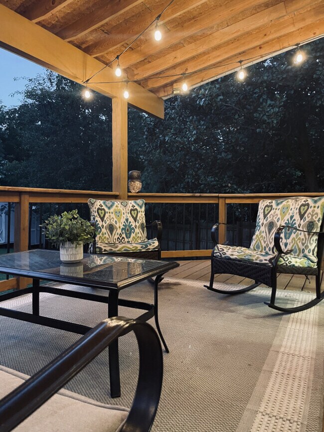 Building Photo - 11501-11505 5 Cedars Rd