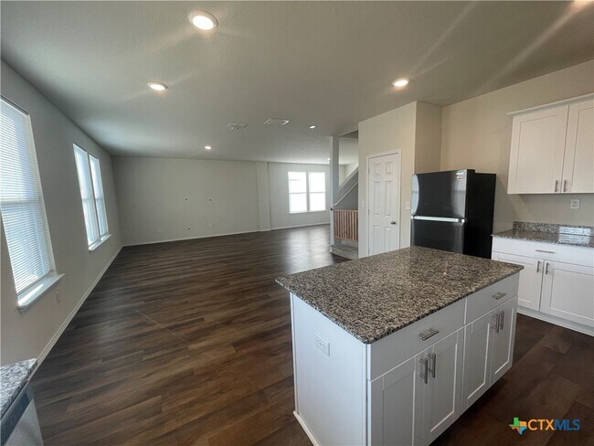 Building Photo - 457 Lynwood Gold