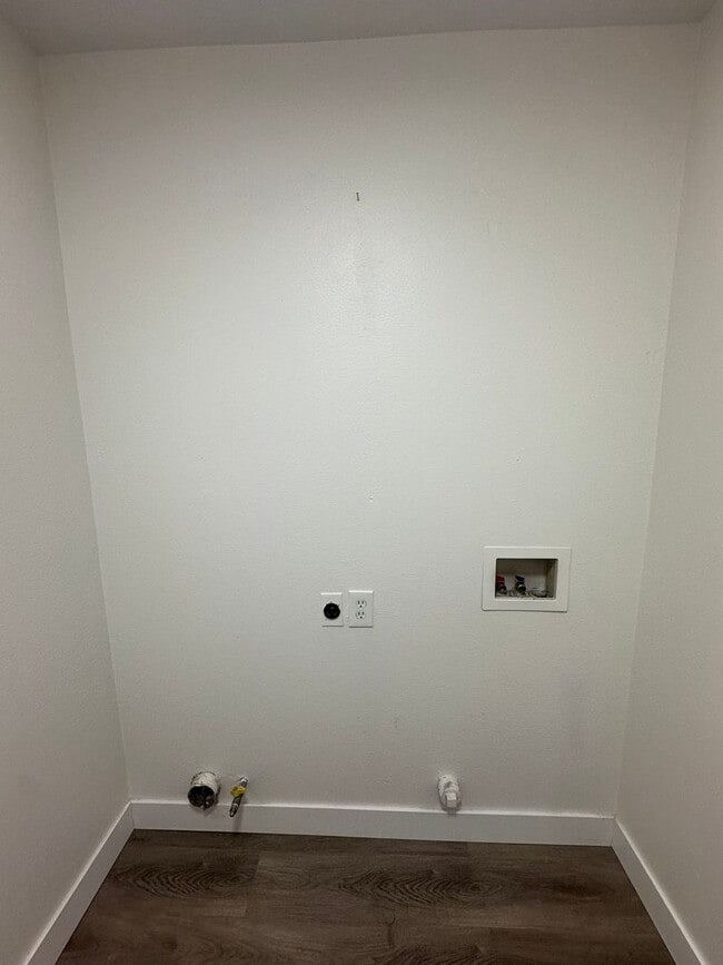 Building Photo - SE Visalia home coming soon!!