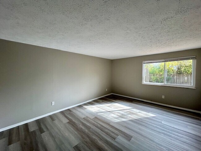 Building Photo - 3 BEDROOM 2 BATHROOM RANCH STYLE HOME IN PIKE!