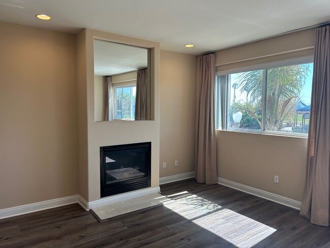 Building Photo - Amazing 3 story free standing contemporary house with terrific ocean views in Playa Del Rey